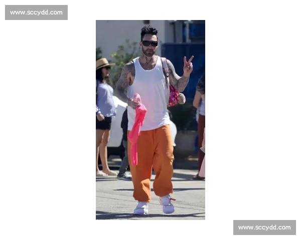 郑钦文柏林街拍：紫色网球包配 Labubu 玩偶，赛场外的个性符号